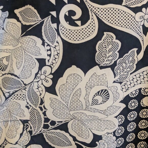 Blue and White Floral Button-Down by *Descendant of Thieves, Dres Ladro. - Picture 2 of 4